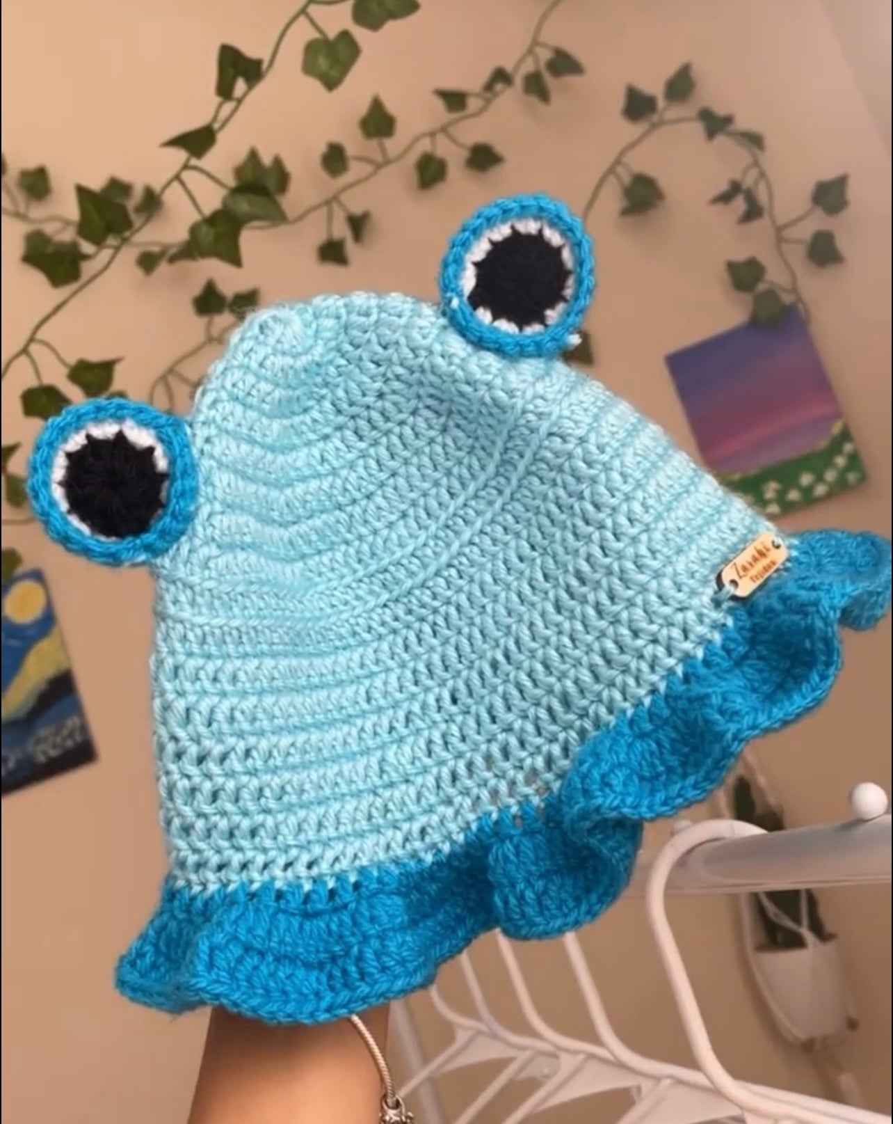 Hat frog 🐸